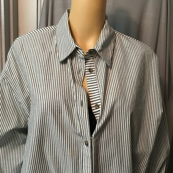 Button down blouse 👚 - Picture 6 of 8